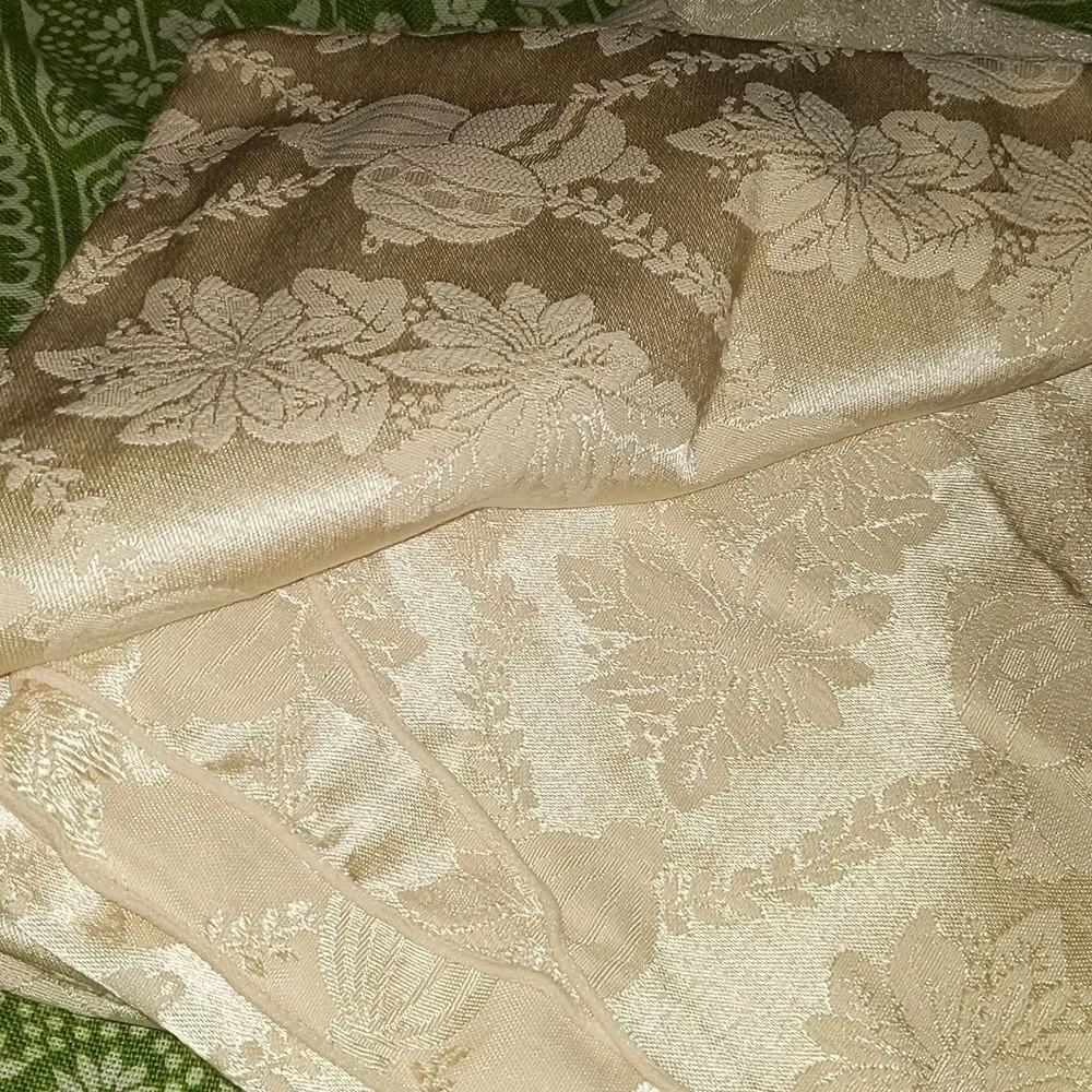 ‎Holiday cream table linens